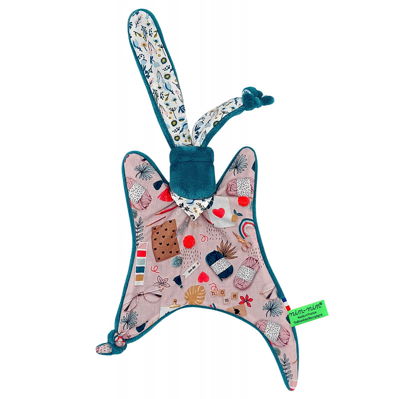Peluche disparato Le Scrapbooking. Regalo di nascita personalizzato realizzato in Francia. Doudou Nin-Nin Peluche disparato Le Scrapbooking. Regalo di nascita personalizzato realizzato in Francia. Doudou Nin-Nin