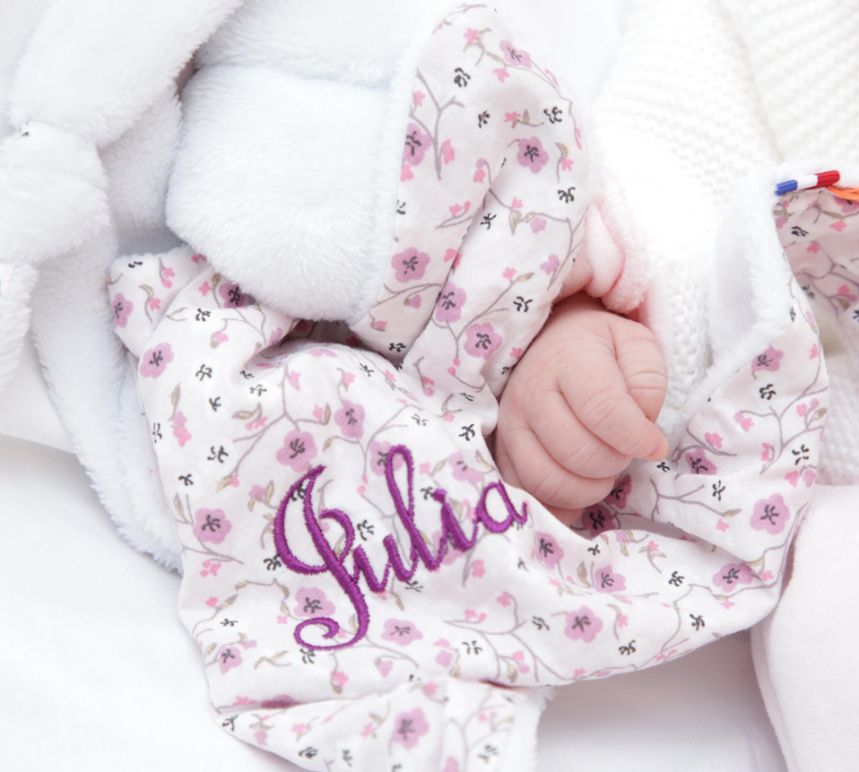 Doudou personnalisé au prénom de bébé. Le doudou personnalisé au prénom de bébé est un cadeau de naissance très apprécié et sera conservé précieusement. Fabrication Française